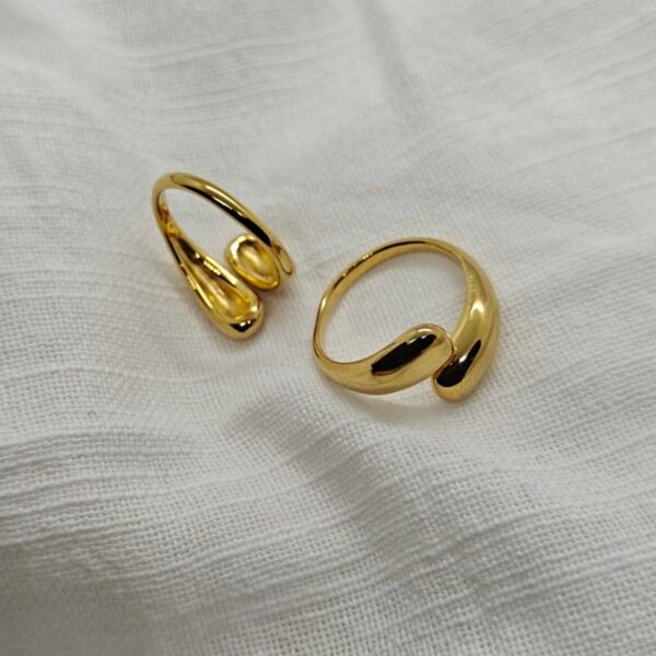 Size 8 gold-plated stainless steel fluid ring.