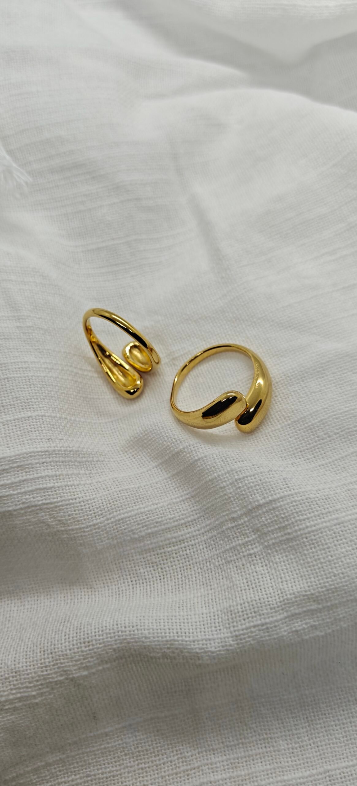 Size 8 gold-plated stainless steel fluid ring.