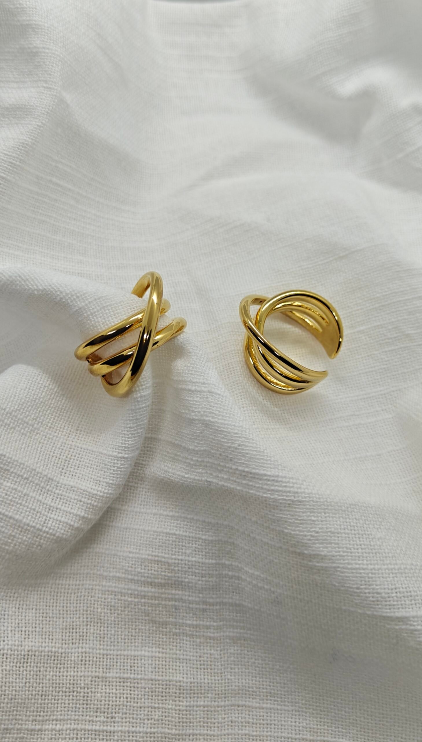 Size 10 gold-plated stainless steel crossover ring. Modern, durable, and hypoallergenic